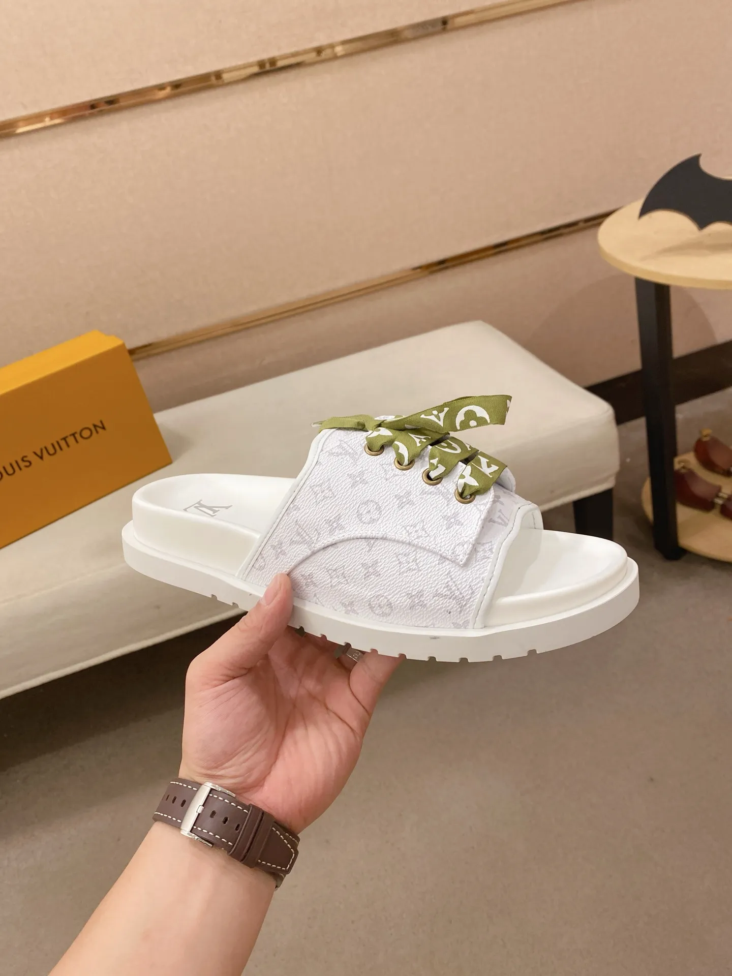 Men's shoes 💰: 340💰Made by LV🔍Top purchasing agents. Men's spring and summer slippers are available at the same counter. The uppers are imported cowhide from Italy, with logo graphics and high-quality craftsmanship. Soles: original soles specially provided by the original factory. Exclusive movable molded soles are super comfortable. Original goods follow orders. 🔍🔍High quality. You can enter and exit the counter at will. Welcome to compare. Size 38-44.